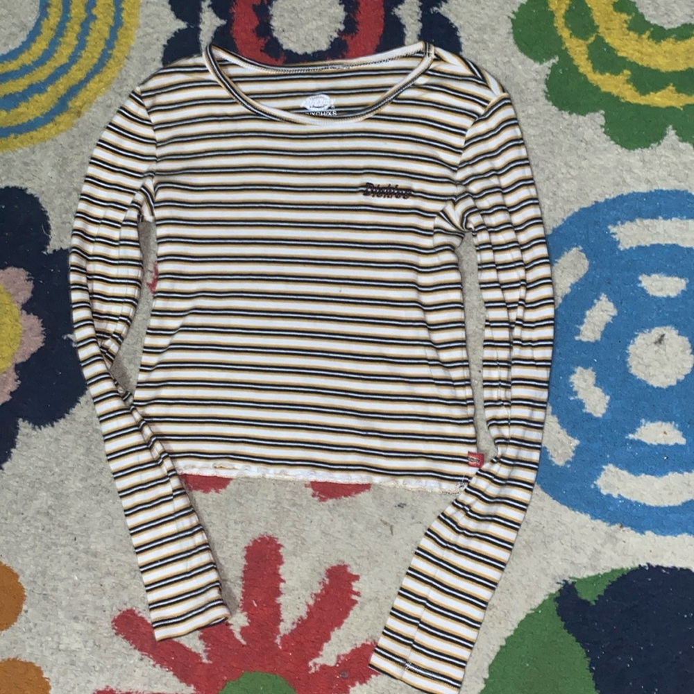 yell white and black long sleeve.